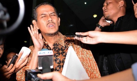  Direktur Jenderal Penyelenggaraan Haji dan Umroh (PHU) Kementerian Agama Anggito Abimanyu menjawab pertanyaan pers usai diperiksa di Gedung KPK, Jakarta, Rabu (19/3). (Republika/Agung Supriyanto)