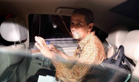  Direktur Jenderal Penyelenggaraan Haji dan Umroh (PHU) Kementerian Agama Anggito Abimanyu meninggalkan Gedung KPK usai diperiksa, Jakarta, Rabu (19/3). (Republika/Agung Supriyanto)