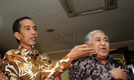  Gubernur DKI Jakarta Joko Widodo (kiri) berbincang bersama Ketua Muhammadiyah Din Syamsudin, usai melakukan pertemuan tertutup di Kantor PP Muhammadiyah, Jakarta, Kamis (20/3).  (Republika/Tahta Aidilla)