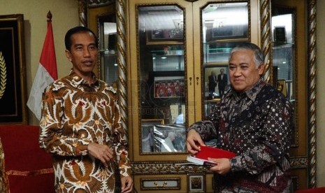   Ketua Muhammadiyah Din Syamsudin (kanan) bersama Gubernur DKI Joko Widodo usai melakukan pertemuan tertutup di Kantor PP Muhammadiyah, Jakarta, Kamis (20/3).   (Republika/Tahta Aidilla)