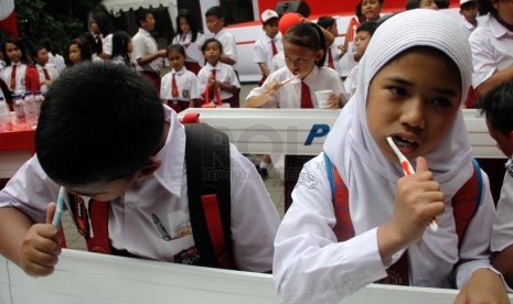 Seorang pelajar berjilbab di dalam kelas