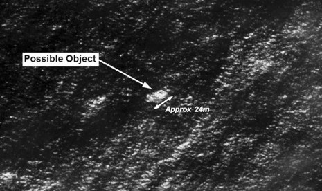 Sebuah objek yang terekam oleh satelit,dan diduga pesawat Malaysia Airlines MH370, dirilis oleh Otoritas Keselamatan Maritim Australia (AMSA).   (Reuters/Australian Maritime Safety Authority)