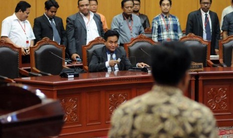  Yusril Ihza Mahendra (tengah) tetap duduk, saat majelis hakim meninggalkan ruang sidang usai pembacaan putusan gugatan UU Pilpres di Mahkamah Konstitusi, Jakarta, Selasa (20/3). (Republika/Aditya Pradana Putra)