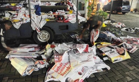 Petugas Kamtibmas Bambu Apus melakukan penertiban atribut kampanye yang dipasang di sembarang tempat di kawasan Bambu Apus, Jakarta Timur, Sabtu (22/3).  (Republika/Edwin Dwi Putranto)