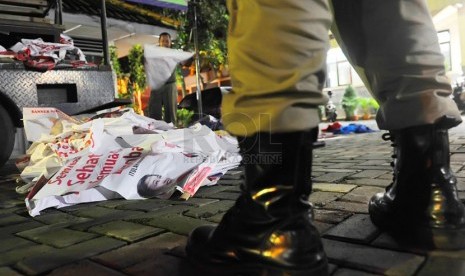 Petugas Kamtibmas Bambu Apus melakukan penertiban atribut kampanye yang dipasang di sembarang tempat di kawasan Bambu Apus, Jakarta Timur, Sabtu (22/3).  (Republika/Edwin Dwi Putranto)