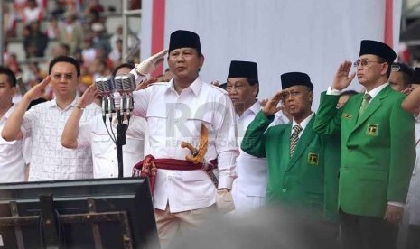   Ketua Dewan Pembina partai Gerindra Prabowo Subianto (tengah) serta Ketua Umum Partai Persatuan Pembangunan (PPP), Suryadharma Ali (kanan) menghadiri Hari Jadi partai Gerindra di Jakarta Pusat, Ahad (23/3). (Republika/Agung Supriyanto)