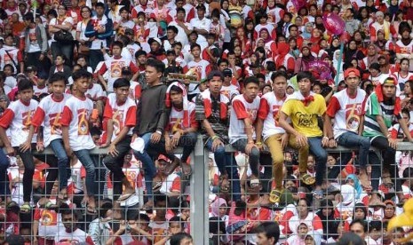    Ribuan simpatisan dan satgas partai Gerindra menghadiri Hari Jadi partai Gerindra di Stadion Gelora Bung Karno, Jakarta Pusat, Ahad (23/3). (Republika/Agung Supriyanto)