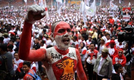 Simpatisan partai Gerindra mengecat tubuhnya saat menghadiri Hari Jadi partai Gerindra di Stadion Gelora Bung Karno, Jakarta Pusat, Ahad (23/3). (Republika/Agung Supriyanto)