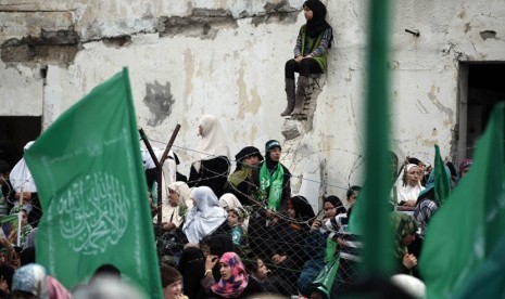 Puluhan ribu warga Gaza memperingati 10 tahun wafatnya pemimpin spiritual Hamas Syekh Ahmed Yassin di Gaza, Ahad (23/3). (AP/Hatem Moussa)