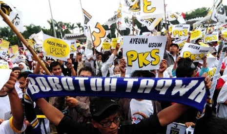   Sejumlah warga mengikuti kampanye terbuka Partai Keadilan Sejahtera (PKS) di Lapangan Tegalega, Kota Bandung, Selasa (25/3). (foto: Septianjar Muharam)