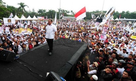   Sejumlah warga mengikuti kampanye terbuka Partai Keadilan Sejahtera (PKS) di Lapangan Tegalega, Kota Bandung, Selasa (25/3). (foto: Septianjar Muharam)