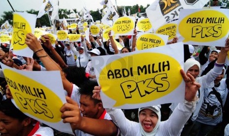   Sejumlah warga mengikuti kampanye terbuka Partai Keadilan Sejahtera (PKS) di Lapangan Tegalega, Kota Bandung, Selasa (25/3). (foto: Septianjar Muharam)