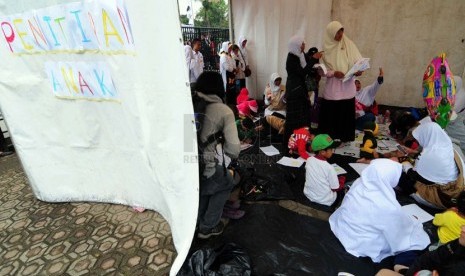   Sejumlah anak bermain di tempat penitipan anak pada kampanye terbuka Partai Keadilan Sejahtera (PKS) di Lapangan Tegalega, Bandung, Selasa (25/3). (foto: Septianjar Muharam)