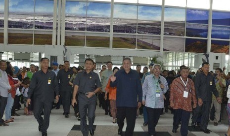    Presiden SBY didampingi Gubernur Sumut Gatot Pujo Nugroho (kedua kiri) dan Dirut PT Angkasa Pura II (Persero) Tri S. Sunoko (keempat kiri) meninjau operasional Bandara Internasional Kualanamu di Kabupaten Deli Serdang, Kamis (27/3). (Antara/Widodo S. Ju