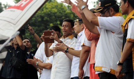  Calon Presiden Partai Hanura Wiranto (kiri) dan Calon Wakil Presiden Partai Hanura Hary Tanoesoedibjo (kedua kiri) hadir dalam kampanye Partai Hanura di Jakarta, Jumat (28/3). (Republika/Aditya Pradana Putra)