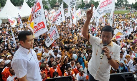  Calon Presiden Partai Hanura Wiranto (kanan) dan Calon Wakil Presiden Partai Hanura Hary Tanoesoedibjo memberikan orasi saat kampanye Partai Hanura di Jakarta, Jumat (28/3).  (Republika/Aditya Pradana Putra)