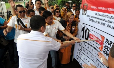  Calon Presiden Partai Hanura Wiranto (tengah) melakukan simulasi pencoblosan saat kampanye Partai Hanura di Lapangan Blok S, Jakarta, Jumat (28/3). (Republika/Aditya Pradana Putra)