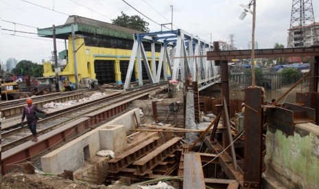 Pekerja memasang kayu penahan untuk pembuatan penambahan pintu air Karet, Tanah Abang, Jakarta, Senin (31/3). (Republika/Yasin Habibi)