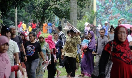 Warga mengisi hari libur dengan mengunjungi Kebun Binatang Ragunan, Jakarta Selatan, Senin (31/3).  (Republika/Yasin Habibi)