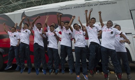   Pemain Timnas Indonesia U-14 meneriakan yel-yel usai pelepasan Timnas Indonesia U-14 di Gelora Bung Karno, Jakarta, Senin (31/3). (Antara/Rosa Panggabean)