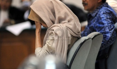 Direktur PT Radina Niaga Mulia, Elda Devianne Adiningrat alias Bunda memberikan kesaksian dengan terdakwa Elizabeth Liman selaku pemilik Indoguna Utama di Pengadilan Tipikor, Jakarta, Selasa (1/4). ( Republika/Aditya Pradana Putra)