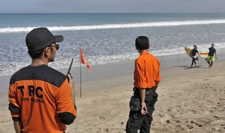  Dua petugas Tim Reaksi Cepat Badan Penanggulangan Bencana Daerah (BPBD) Kabupaten Badung memantau aktivitas wisatawan, di Pantai Kuta, Bali.  (Antara/Nyoman Budhiana)