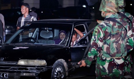  Aparat keamanan gabungan TNI/Polri memeriksa pengemudi dan kendaraannya ketika menggelar razia di Lhokseumawe, Aceh, Rabu (2/4) malam. (Antara/Rahmad)