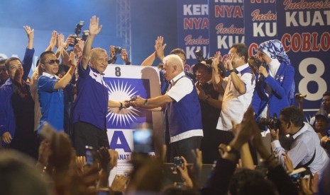   Ketua Umum Partai Amanat Nasional (PAN), Hatta Rajasa (ketiga kanan), bersama Ketua Majelis Pertimbangan PAN, Amien Rais (ketiga kiri), memperagakan simulasi pencoblosan saat kampanye di Istora Senayan, Jakarta, Kamis (3/4). (Antara/Ismar Patrizki)