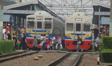    Suasana sepi kereta api yang terparkir di Stasiun Pasar Minggu akibat terjadinya gangguan, Jakarta Selatan, Jumat (4/4).  (Republika/Rakhmawaty La'lang)