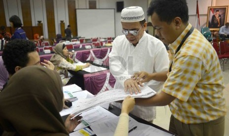 Penyandang disabilitas mengikuti simulasi pemilu yang dilaksanakan oleh Komisi Pemilihan Umum (KPU) di gedung KPU, Jakarta, Jumat (4/4).  (Republika/Agung Supriyanto)