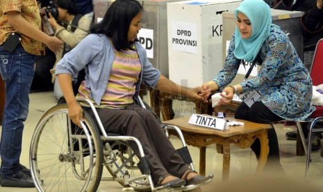 Penyandang disabilitas mengikuti simulasi pemilu yang dilaksanakan oleh Komisi Pemilihan Umum (KPU) di gedung KPU, Jakarta, Jumat (4/4).  (Republika/Agung Supriyanto)