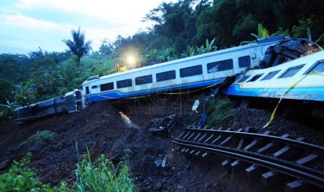  Kereta Malabar jurusan Bandung - Malang terperosok jurang di Cikerung, Mekarsari, Kadipaten, Tasikmalaya, Sabtu (5/4). (foto: Septianjar Muharam)