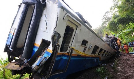   Pekerja mengevakuasi kereta api Malabar jurusan Bandung - Malang yang terperosok jurang untuk di evakuasi di Kampung  Cikerung,  Desa Mekarsari, Kecamatan Kadipaten, Tasikmalaya, Sabtu (5/4). (foto: Septianjar Muharam)