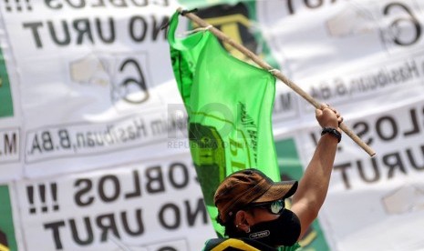 Simpatisan mengibarkan bendera Partai Persatuan Pembangunan (PPP). Partai berlambang Kabah ini masih terus dirundung konflik internal.