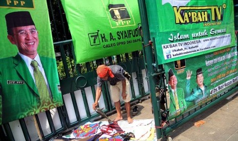  Seorang pedagang mengelar dagangannya saat berlangsung kampanye Partai Persatuan Pembangunan (PPP) di Tugu Proklamasi, Jakarta Pusat, Sabtu (5/4). (Republika/Prayogi)