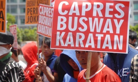 Sejumlah Mahasiswa yang tergabung dalam Gerakan Mahasiswa Jakarta (GMJ) melakukan aksi di Bundaran HI, Jakarta Pusat, Senin (7/4). (Republika/Rakhmawaty La'lang)