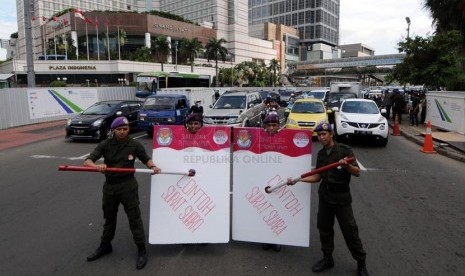    Aktivis Resimen Mahasiswa (Menwa) Jayakarta beraksi damai mengajak warga untuk menggunakan hak suaranya dalam Pemilihan Umum Legislatif (Pileg) 2014 di Bundaran Hotel Indonesia (HI), Jakarta, Senin (7/4). (Republika/Aditya Pradana Putra)