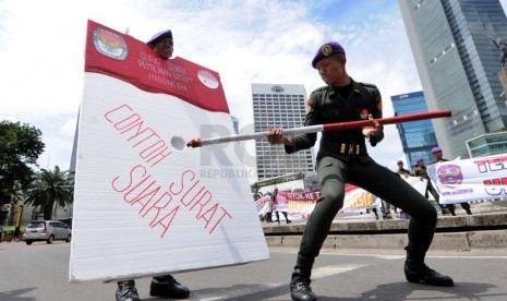    Aktivis Resimen Mahasiswa (Menwa) Jayakarta beraksi damai mengajak warga untuk menggunakan hak suaranya dalam Pemilihan Umum Legislatif (Pileg) 2014 di Bundaran Hotel Indonesia (HI), Jakarta, Senin (7/4). (Republika/Aditya Pradana Putra)