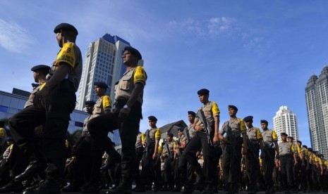   Petugas kepolisian bersiap mengikuti apel pergeseran pasukan Operasi Mantab Brata Jaya 2014 di Mapolda Metro Jaya Jakarta, Senin (7/4).  (Antara/Wahyu Putro)