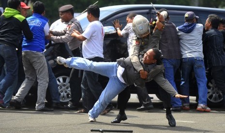   Petugas kepolisian menangkap massa yang berusaha merampas kotak suara usai pencoblosan ketika simulasi pengamanan tempat pemungutan suara (TPS) di Mapolda Metro Jaya Jakarta, Senin (7/4).  (Antara/Wahyu Putro)