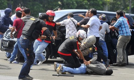   Petugas kepolisian menangkap massa yang berusaha merampas kotak suara usai pencoblosan ketika simulasi pengamanan tempat pemungutan suara (TPS) di Mapolda Metro Jaya Jakarta, Senin (7/4).  (Antara/Wahyu Putro)