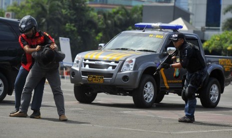  Petugas kepolisian menangkap massa yang berusaha merampas kotak suara usai pencoblosan ketika simulasi pengamanan tempat pemungutan suara (TPS) di Mapolda Metro Jaya Jakarta, Senin (7/4). (Antara/Wahyu Putro)