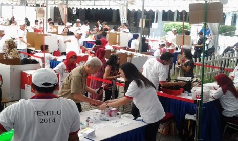  Warga Negara Indonesia di Singapura menggunakan hak suaranya dalam Pemilu 2014 di KBRI Singapura, Ahad (6/4). (Antara/Yuniati Jannatun Naim)