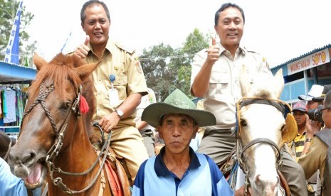  Menhut Zulkifli Hasan bersama dengan Bupati Karanganyar, Juliyatmono (kiri) menunggang kuda didampingi oleh penyedia jasa penunggang kuda Grojogan Sewu di Grojogan Sewu Kabupaten Karanganyar, Jawa Tengah, Senin (7/4). (dok.Pushumas Kemenhut)