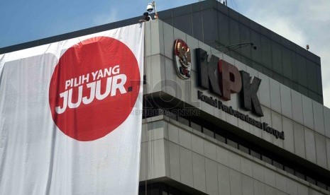 Pemanjat dari Federasi Panjat Tebing Indonesia memasang spanduk raksasa bertuliskan 'Pilih Yang Jujur' di Gedung KPK Jakarta, Selasa (8/4). (Republika/Agung Supriyanto)