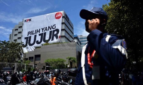   Spanduk raksasa bertuliskan 'Pilih Yang Jujur' terpasang di Gedung KPK Jakarta, Selasa (8/4). (Republika/Agung Supriyanto)