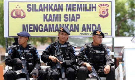  Aparat keamanan melakukan sosialisasi 'Silahkan Memilih Kami Siap Mengamankan Anda' dengan cara berkeliling di daerah rawan intimidasi pemilu Lhokseumawe, Provinsi Aceh, Selasa (8/4). (Antara/Rahmad)