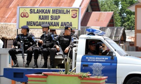  Aparat keamanan melakukan sosialisasi 'Silahkan Memilih Kami Siap Mengamankan Anda' dengan cara berkeliling di daerah rawan intimidasi pemilu Lhokseumawe, Provinsi Aceh, Selasa (8/4). (Antara/Rahmad)