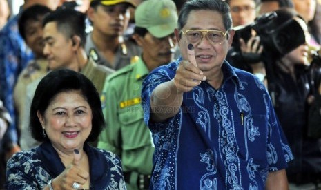 Presiden Susilo Bambang Yudhoyono dan Ibu Ani Yudhoyono menunjukkan jari bertanda tinta hitam bukti penggunaan hak suara di Tempat Pemungutan Suara (TPS) 006, Desa Nagrak, Kecamatan Gunung Putri, Kabupaten Bogor, Rabu (9/4). (Republika/Aditya Pradana Putra