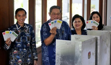  Presiden Susilo Bambang Yudhoyono bersama keluarganya menunjukkan surat suara yang akan mereka coblos di Tempat Pemungutan Suara (TPS) 006, Desa Nagrak, Kecamatan Gunung Putri, Kabupaten Bogor, Rabu (9/4). (Republika/Aditya Pradana Putra)